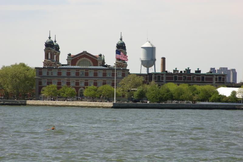 2006-05-07 14:39:20 ** New York ** 'Ellis Island'. Durch dieses Gebäude mußten viele der Einwanderer in die USA kommen. Heute ist es ein Museum.