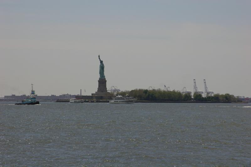 2006-05-07 13:30:52 ** New York ** Freiheitsstatue von Manhattan aus.