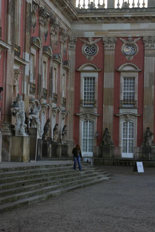 2006-11-28 09:54:54 ** Deutschland, Potsdam ** Katie auf den Treppen des Neuen Palais.