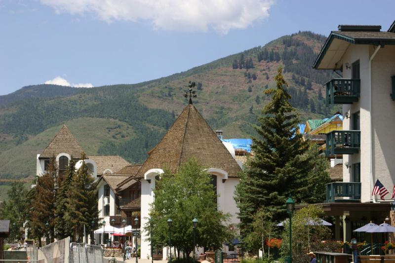 2006-07-22 12:55:12 ** Vail ** The weathercock on the roof is probably supposed to convey a sort of european idyll. 2006-07-22 12:55:12 ** Vail ** The weathercock on the roof is probably supposed to convey a sort of european idyll.