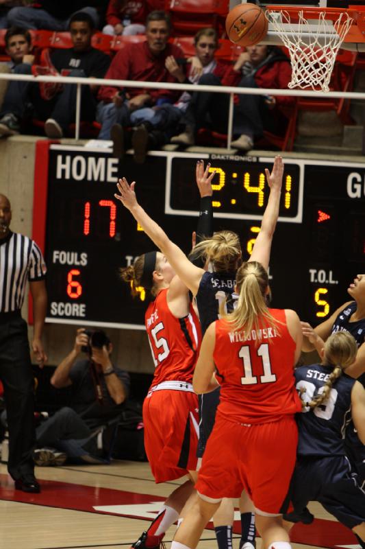 2012-12-08 15:35:17 ** Basketball, BYU, Damenbasketball, Michelle Plouffe, Taryn Wicijowski, Utah Utes ** 