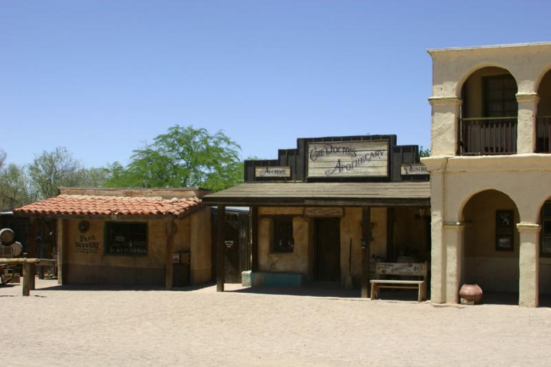 2006-06-17 11:49:40 ** Tucson ** Eine Apotheke und eine Brauerei neben der Bank.
