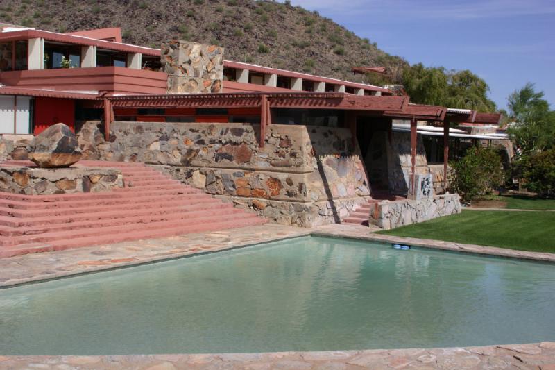 2007-04-14 14:29:36 ** Phoenix, Taliesin West ** Was hier wie ein Swimmingpool aussieht ist nur ein Design-Element. Das Wasser ist nur wenige Zentimeter tief.