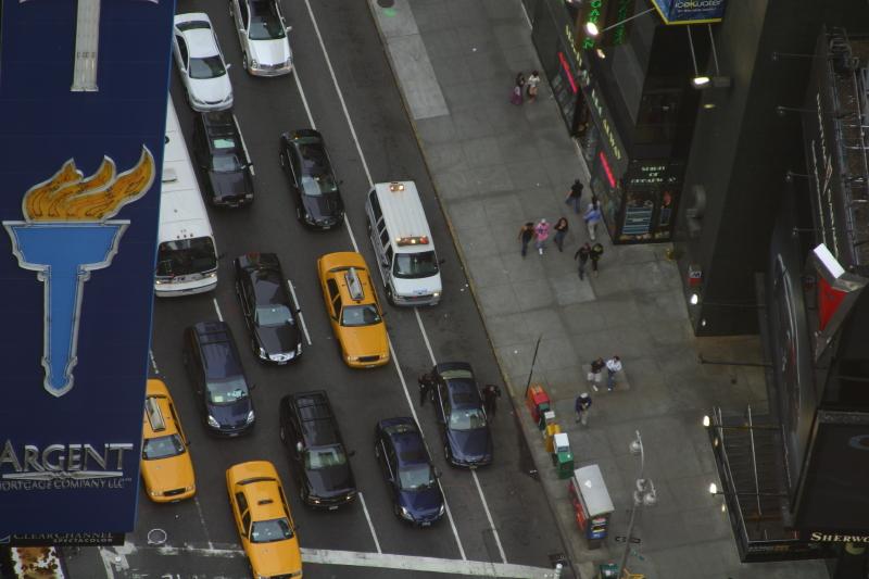 2006-05-07 18:32:40 ** New York ** Der Fahrer dieses BMW wollte sich am Verkehr vorbeischleichen und hat den Seitenstreifen benutzt. Zu seinem Pech direkt vor den Augen der wachsamen Polizei. Diese Aktion hat mindestens 20 Minuten und ich weiß nicht wie viel Geld gekostet.