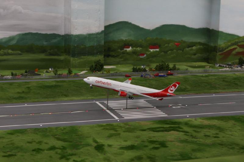 2013-07-26 21:43:10 ** Deutschland, Hamburg, Miniaturwunderland ** Start einer Air Berlin-Maschine mithilfe von Metalstäbchen in der Landebahn.