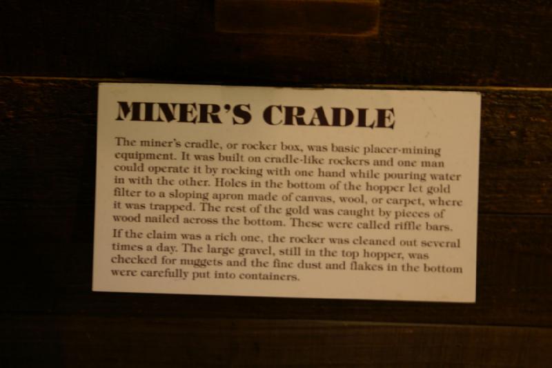 2007-09-03 11:25:28 ** Seattle ** Bergarbeiters Wiege

Die Wiege des Bergarbeiters oder Schüttelkiste war ein gebräuchliches Teil einer Waschgold-Ausrüstung. Es war wie eine Wiege gebaut und ein Mann konnte es benutzen, indem er mit einer Hand schüttelte und mit der anderen Wasser eingoß. Löcher im Boden des Schüttgutbehälters ließ Gold durch eine Schürze aus Leinwand, Wolle oder Teppich filtern, wo es aufgefangen wurde. Der Rest des Goldes wurde von Holzteilen aufgefangen, die am Boden festgenagelt waren. Diese nannten sich Riffelungsstäbe.

Waren die Rechte reich an Gold, wurde der Schüttler einige Male am Tag gereinigt. Die großen Brocken, immer noch im oberen Teil des Schüttgutbehälters, wurden nach Nuggets untersucht und der Feinstaub und die Flocken am Boden wurden vorsichtig in Behälter gepackt.