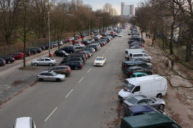 2010-04-05 17:59:49 ** Deutschland, Hamburg ** Auf der Brücke über die Glacischaussee.