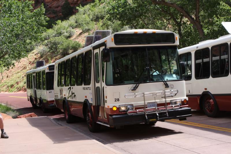 2011-05-29 11:19:27 ** Utah, Zion Nationalpark ** Im Sommer fahren diese Busse durch den Park. Diese Straße ist in der Zeit für private Autos gesperrt.