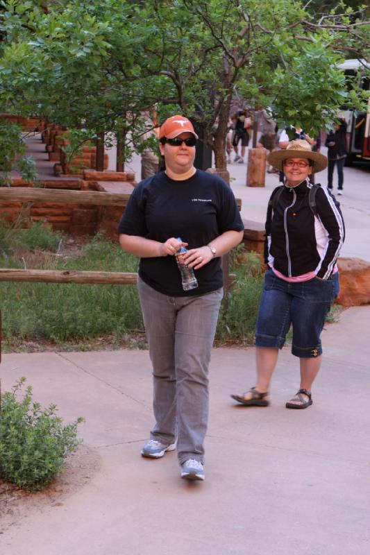 2011-05-29 09:14:35 ** Erica, Utah, Zion Nationalpark ** Erica und Sara.