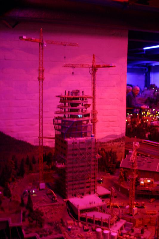 2006-11-25 10:18:02 ** Deutschland, Hamburg, Miniaturwunderland ** Turmbau am Abend.