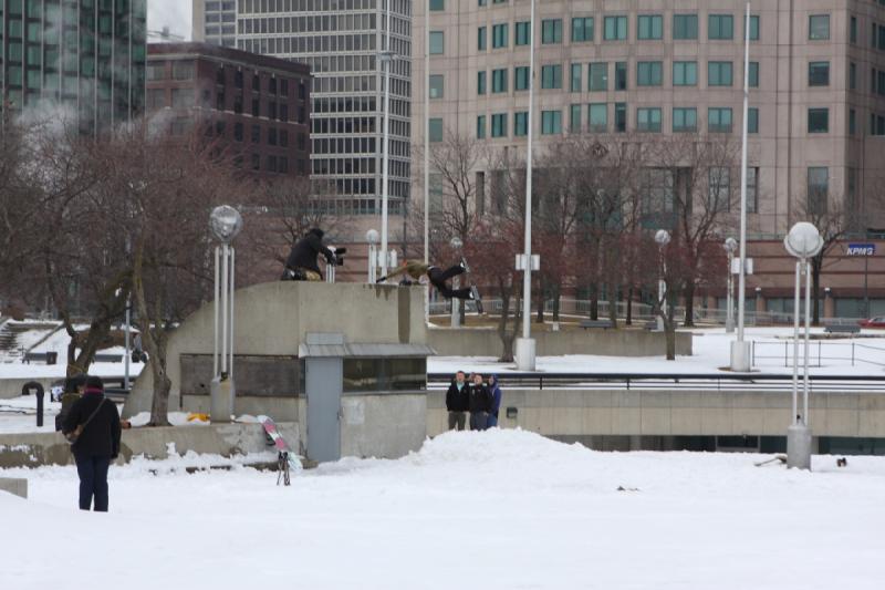 2014-03-08 16:20:10 ** Detroit, Michigan ** Snowboarder haben sich hier eine Schneerampe zusammengebaut.