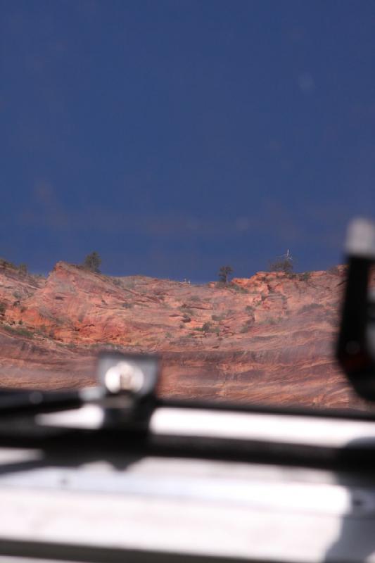 2011-05-29 09:10:05 ** Utah, Zion Nationalpark ** Angel's Landing ist einer der sehr anspruchsvollen Wanderpfade. Wer genau hinschaut sieht durch dsa Sonnendach des Busses einige Fußgänger.