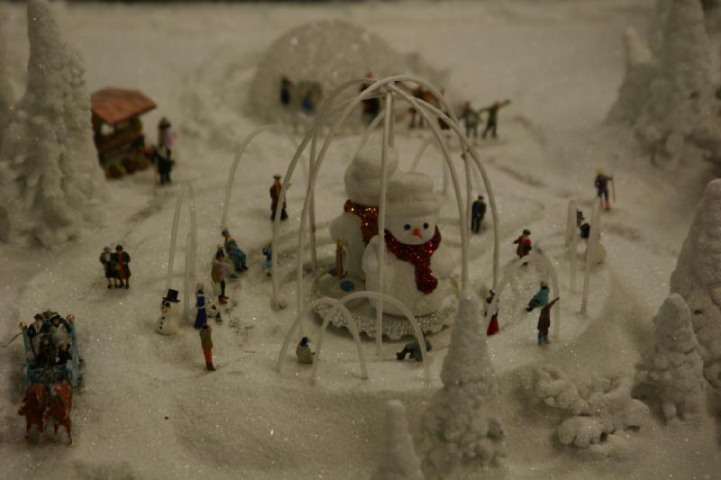 2006-11-25 10:03:24 ** Deutschland, Hamburg, Miniaturwunderland ** Große Schneemänner.