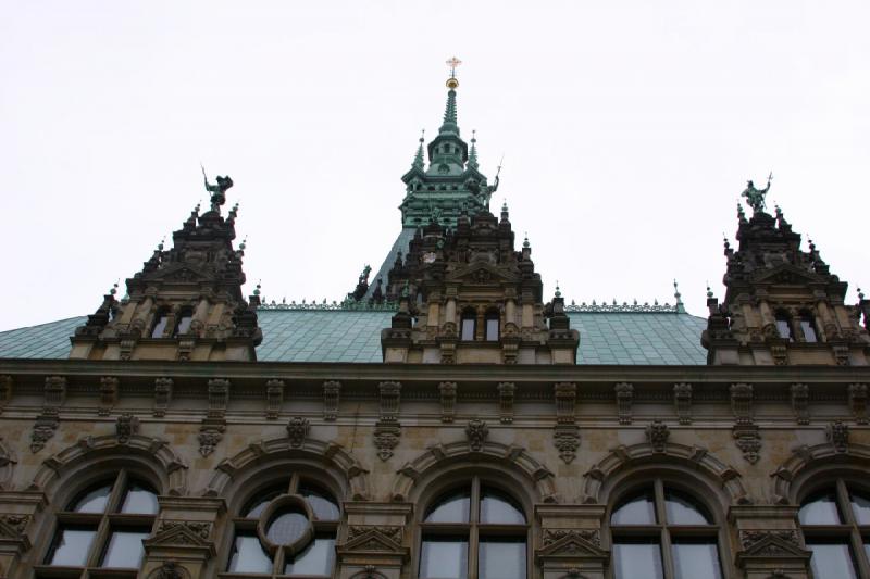 2006-11-25 12:45:16 ** Deutschland, Hamburg ** Dach und Turm des Rathauses in Hamburg.