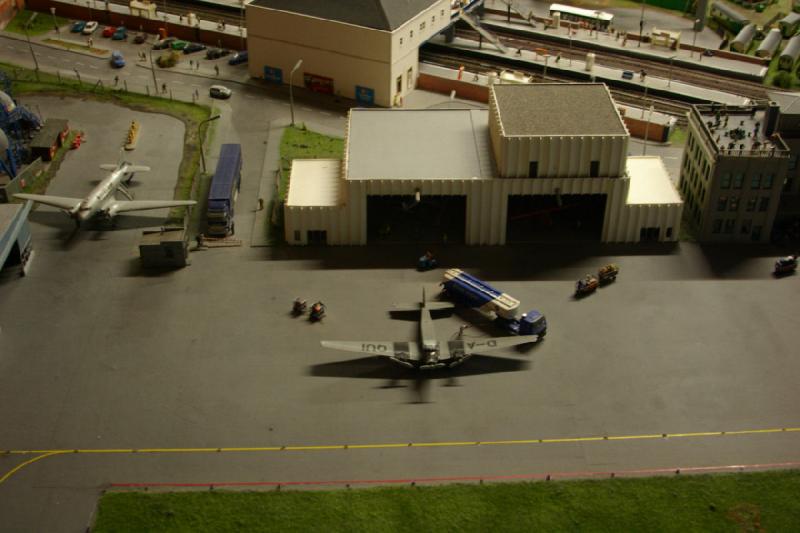 2006-11-25 09:40:12 ** Deutschland, Hamburg, Miniaturwunderland ** Ein kleiner Flughafen mit historischen Flugzeugen. Zur Zeit wird im Miniaturwunderland ein großer Verkehrsflughafen gebaut.