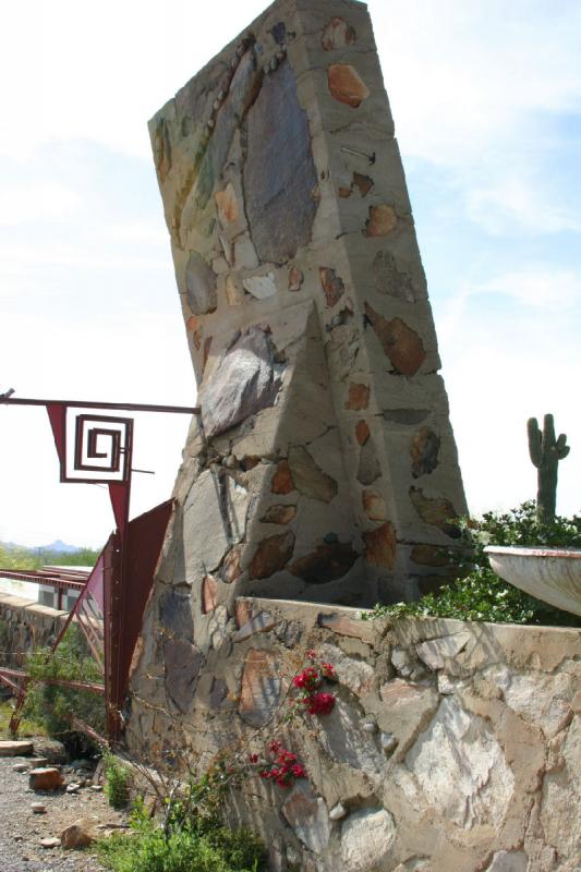 2007-04-14 15:57:40 ** Phoenix, Taliesin West ** Am Eingang von 'Taliesin West'.