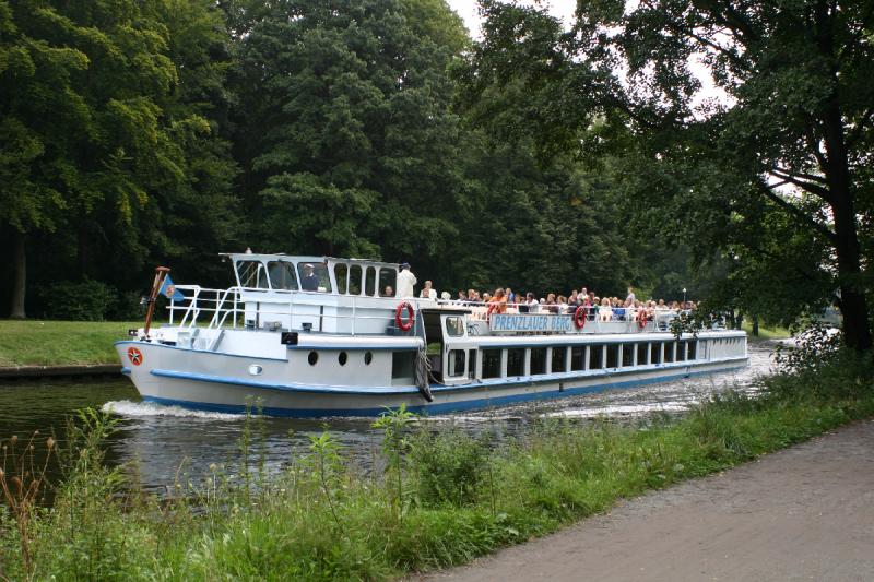 2005-08-24 12:31:51 ** Berlin, Germany ** Excursion boat between the park and the zoo.