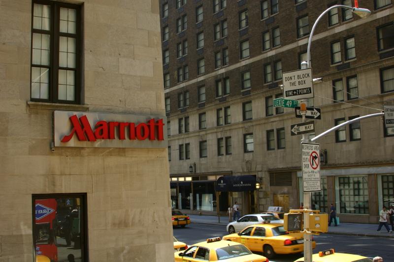 2006-05-06 14:45:06 ** New York ** Auf der linken Seite ist eines der Marriott-Hotels in Manhattan.