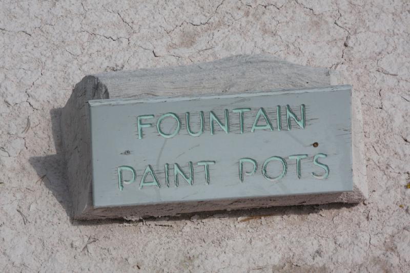 2009-08-03 10:37:33 ** Yellowstone Nationalpark ** Die Beschreibung für 'Fountain Paint Pots'. Pots sind wörtlich übersetzt Töpfe. Hier in Yellowstone ist ein Pot ein Loch mit kochendem Matsch.