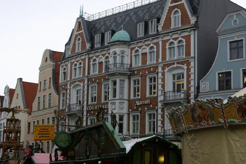 2006-11-26 13:56:54 ** Deutschland, Rostock ** Courtyard-Hotel in der Rostocker Innenstadt.