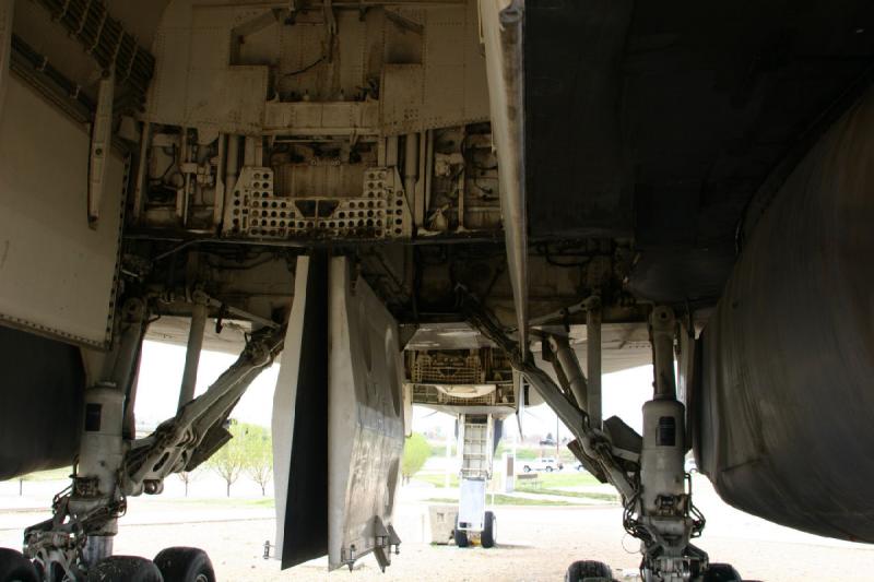 2007-04-01 14:25:22 ** Air Force, Hill AFB, Utah ** Looking towards the front of the B-1 while standing below one of the bomb bays.