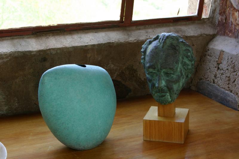 2007-04-14 14:54:16 ** Phoenix, Taliesin West ** Frank Lloyd Wright's head in copper on the right. 2007-04-14 14:54:16 ** Phoenix, Taliesin West ** Frank Lloyd Wright's head in copper on the right.