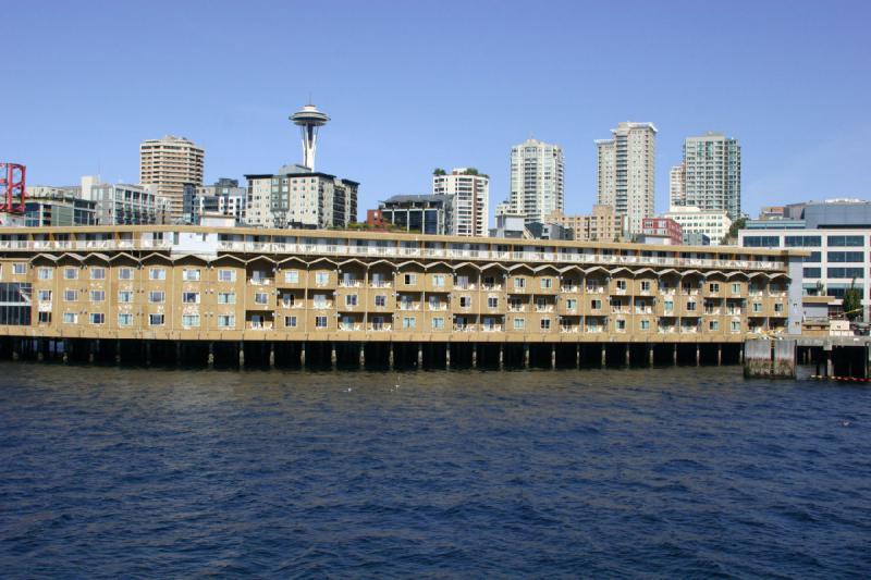 2007-09-01 13:45:34 ** Seattle ** Dieses Hotel wurde für die Weltausstellung gebaut, aber nicht rechtzeitig fertiggestellt. Nach Angaben unseres Tour-Guides wurde aus dem offenen Fenster geangelt, so lange bis zu viele Gäste ihre Fische unter dem Bett gelagert haben.