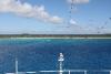 Ausblick vom Bug unseres Schiffs in Richtung des Strands von Eleuthera. Das Wasser ist zu flach, um das Schiff weiter an den Strand zu bringen. Deswegen werden die Passagiere mit den Rettungsbooten transportiert.