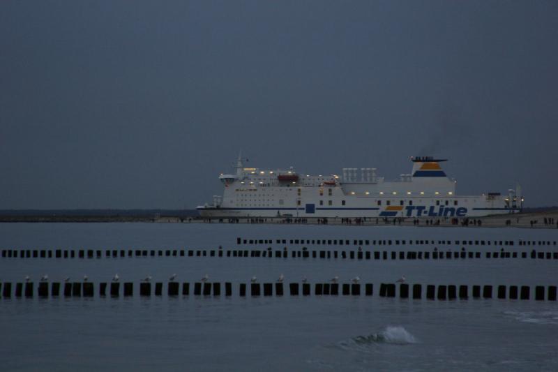 2006-11-26 15:53:24 ** Deutschland, Warnemünde ** Eine weitere Fähre macht sich auf den Weg.