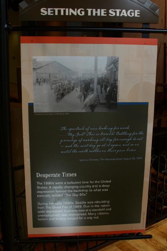 2007-09-03 10:09:14 ** Seattle ** Hoffnungslose Zeiten

Die 1890er waren eine turbolente Zeit für die Vereinigten Staaten. Ein sich schnell veränderndes Land und eine tiefe Depression bildeten den Hintergrund zu dem, was ironischerweise 'Die heiteren 90er' genannt wurde.

Während der frühen 1890er wurde Seattle nach dem großen Feuer von 1889 wieder aufgebaut. Wegen der landesweiten Depression war das Geschäftsleben im Stillstand und Arbeitslosigkeit war weit verbreitet. Viele einsame und hungrige Bürger sehnten sich nach einem Ausweg.