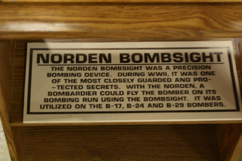 2007-04-01 15:16:08 ** Air Force, Hill AFB, Utah ** Beschreibung des Norden Bombenzielgeräts.