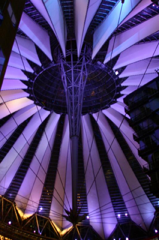 2006-11-27 20:33:28 ** Berlin, Deutschland ** Die Kuppel des Sony Centers am Potsdamer Platz.