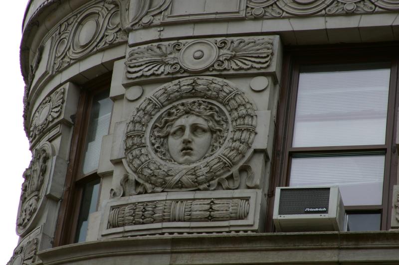 2006-05-06 12:07:54 ** New York ** Eine der vielen Figuren auf der Aussenseite des 'Flatiron Buildings'.