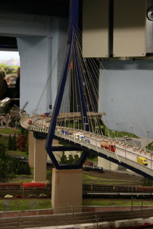 2006-11-25 10:10:46 ** Deutschland, Hamburg, Miniaturwunderland ** Brücke über den Gleisen.