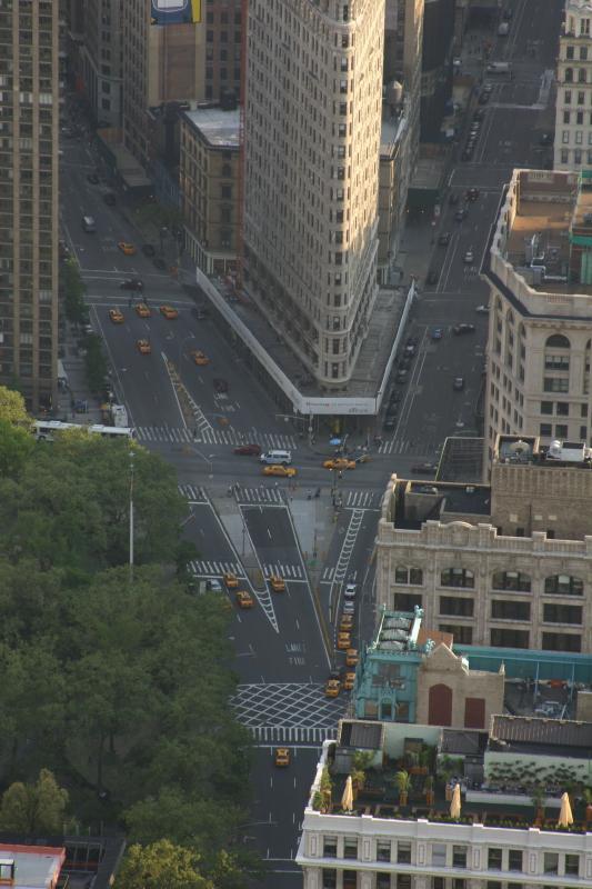 2006-05-06 18:31:02 ** New York ** Die Kreuzung von 'Broadway' (links), '23rd Street' (vorne) und '5th Avenue' (rechts) mit dem 'Flatiron Building'.