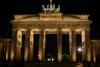 Brandenburger Tor am Pariser Platz in der Nähe des Reichstags und Tiergartens.