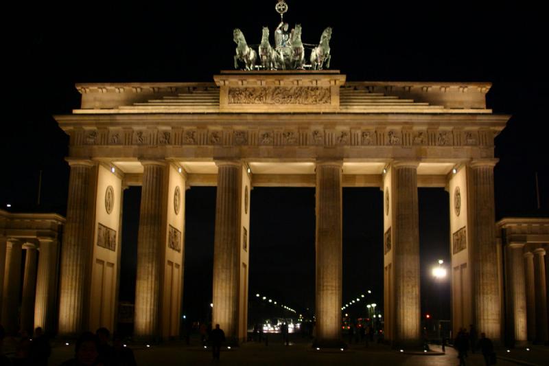 2006-11-27 17:10:08 ** Berlin, Deutschland ** Brandenburger Tor am Pariser Platz in der Nähe des Reichstags und Tiergartens.