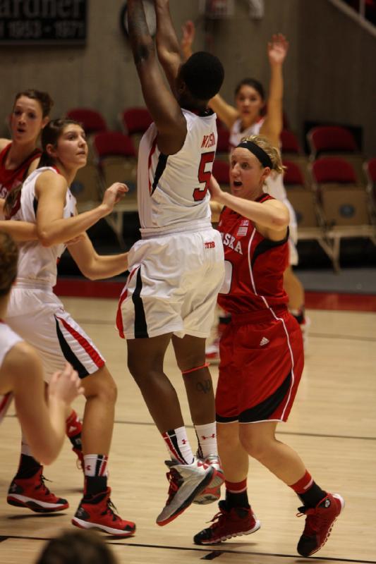 2013-11-15 19:01:15 ** Basketball, Cheyenne Wilson, Damenbasketball, Emily Potter, Malia Nawahine, Nebraska, Utah Utes ** 