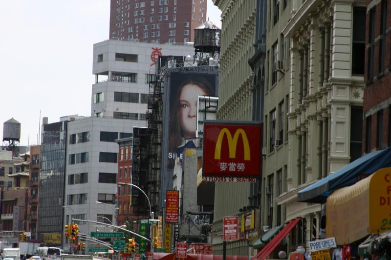 2006-05-06 13:26:26 ** New York ** Manhattans Chinatown ist die zweitgrößte Chinatown in den USA. San Franciscos Chinatown ist größer.