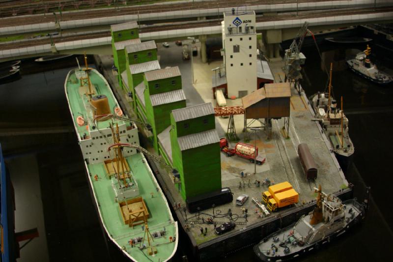 2006-11-25 10:10:40 ** Deutschland, Hamburg, Miniaturwunderland ** Getreideverladung im Hafen.