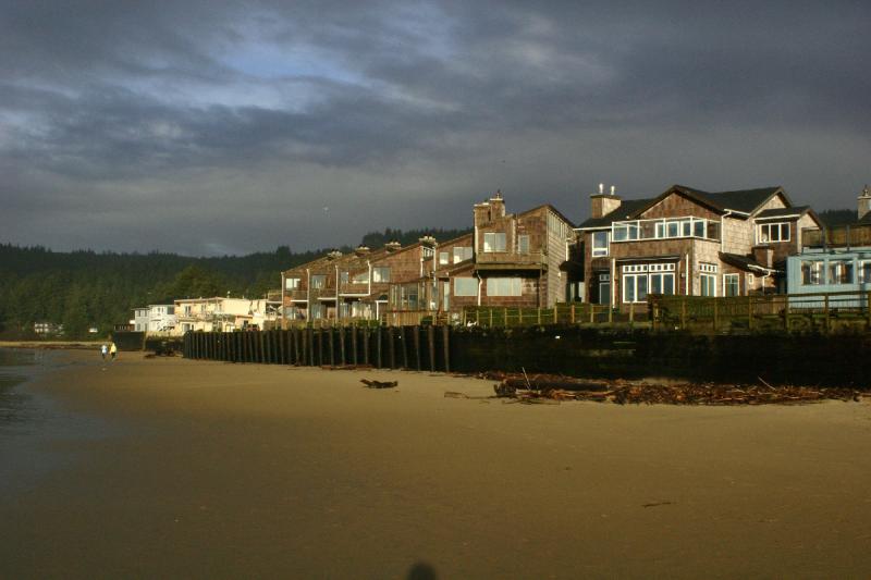 2006-01-28 16:48:10 ** Cannon Beach, Oregon ** Häuser am Strand in Cannon Beach.