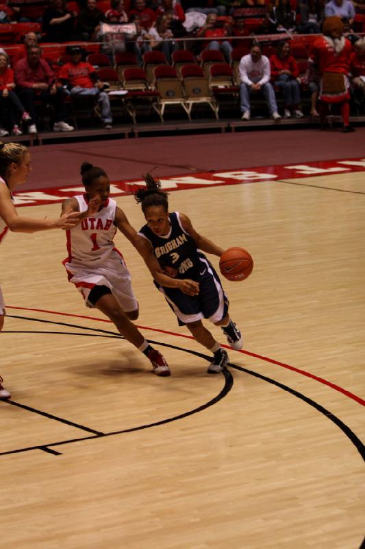 2010-01-30 15:27:29 ** Basketball, BYU, Damenbasketball, Janita Badon, Utah Utes ** Jazmine Foreman in blau, versucht, um Janita Badon herumzukommen.