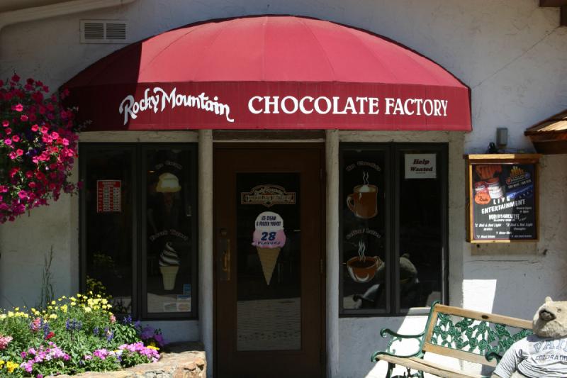 2006-07-22 11:45:04 ** Vail ** Die 'Rocky Mountain Chocolate Factory' verkauft mit Schokolade überzogene Äpfel und andere Früchte.