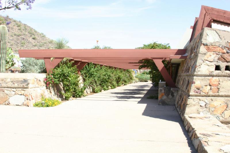 2007-04-14 14:24:54 ** Phoenix, Taliesin West ** Auf der rechten Seite sind die Architekturbüros, die leider für die Besucher nicht zu sehen sind.