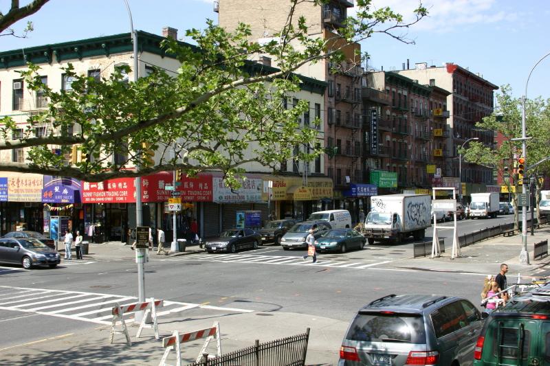 2006-05-06 14:22:40 ** New York ** In Chinatown.