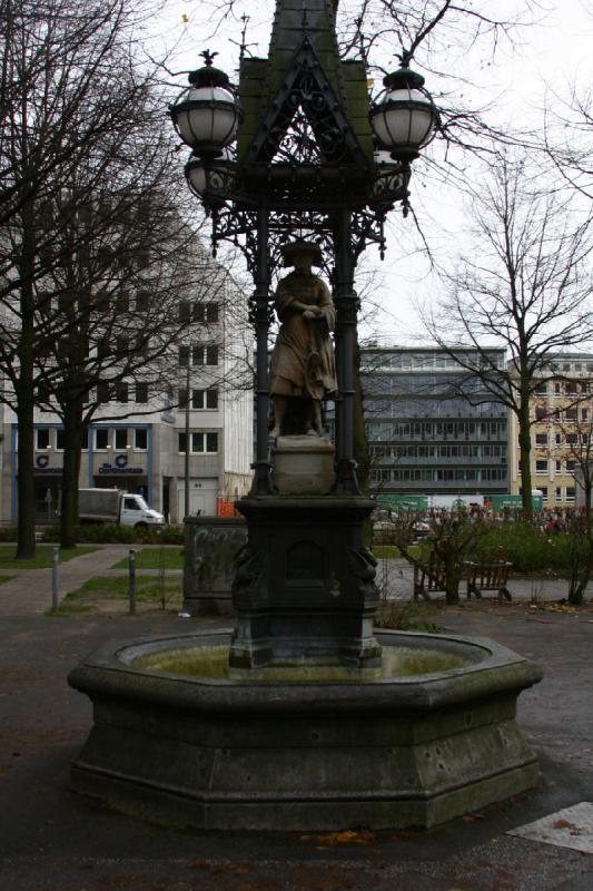 2006-11-25 12:09:22 ** Germany, Hamburg, St. Nikolai ** This fountain has been moved around the city several times.