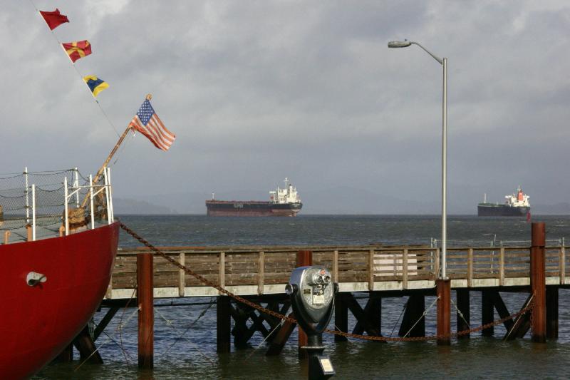 2006-01-28 14:45:24 ** Astoria, Oregon ** Ships anchored in the roadstead in Astoria.