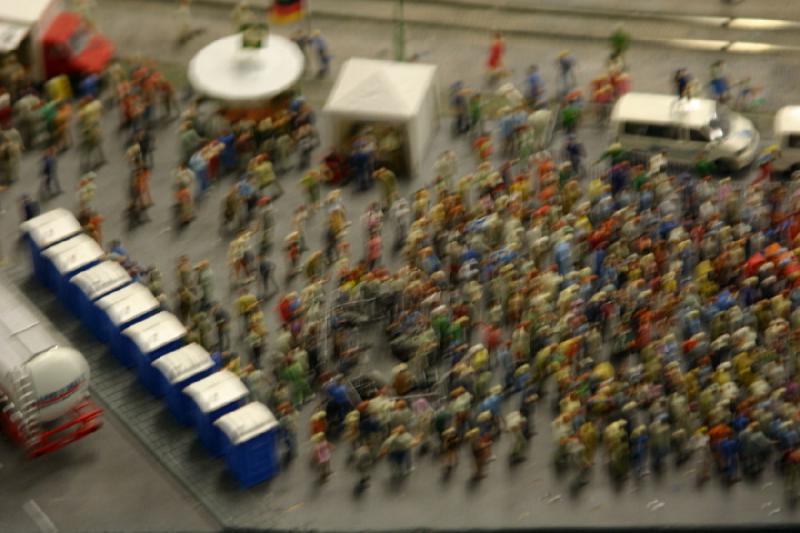 2006-11-25 10:15:08 ** Deutschland, Hamburg, Miniaturwunderland ** Klohäuschen mit großem Andrang.