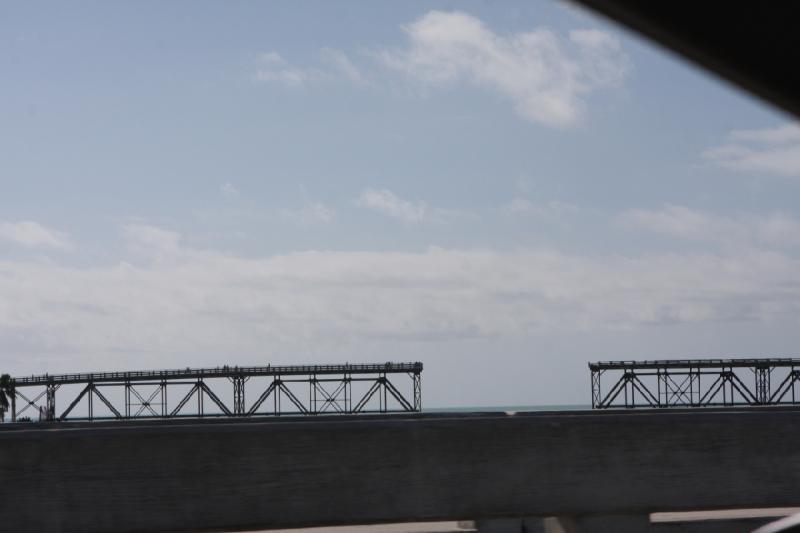 2010-11-26 11:14:39 ** Florida Keys ** Ein Loch in einer Eisenbahnbrücke südlich der Autobrücke.