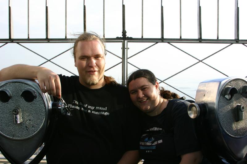 2006-05-06 18:06:22 ** Erica, New York, Ruben ** Ruben und Erica auf der Aussichtsplattform des 'Empire State Building'.